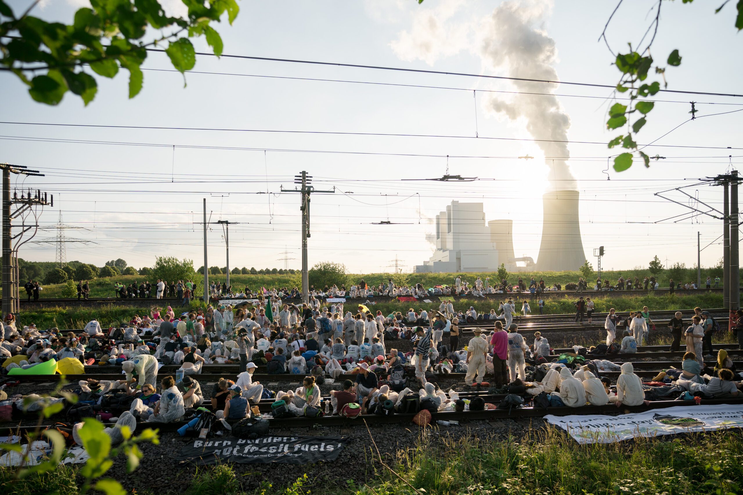 Ende Gelände Protest auf der Nord-Süd-Bahn vor dem Kraftwerk Neurath