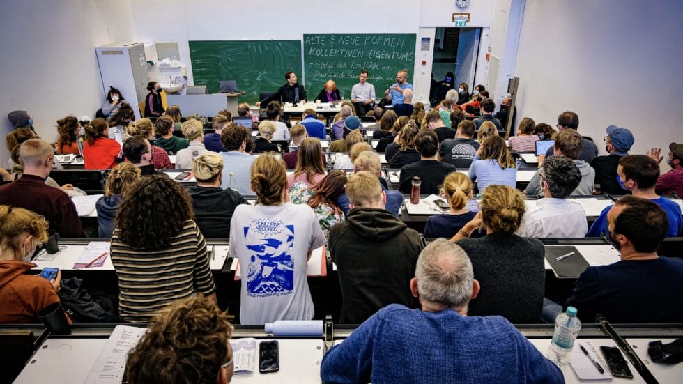 Menschen sitzen in einem Workshop auf der Vergesellschaftungskonferenz 2022.
