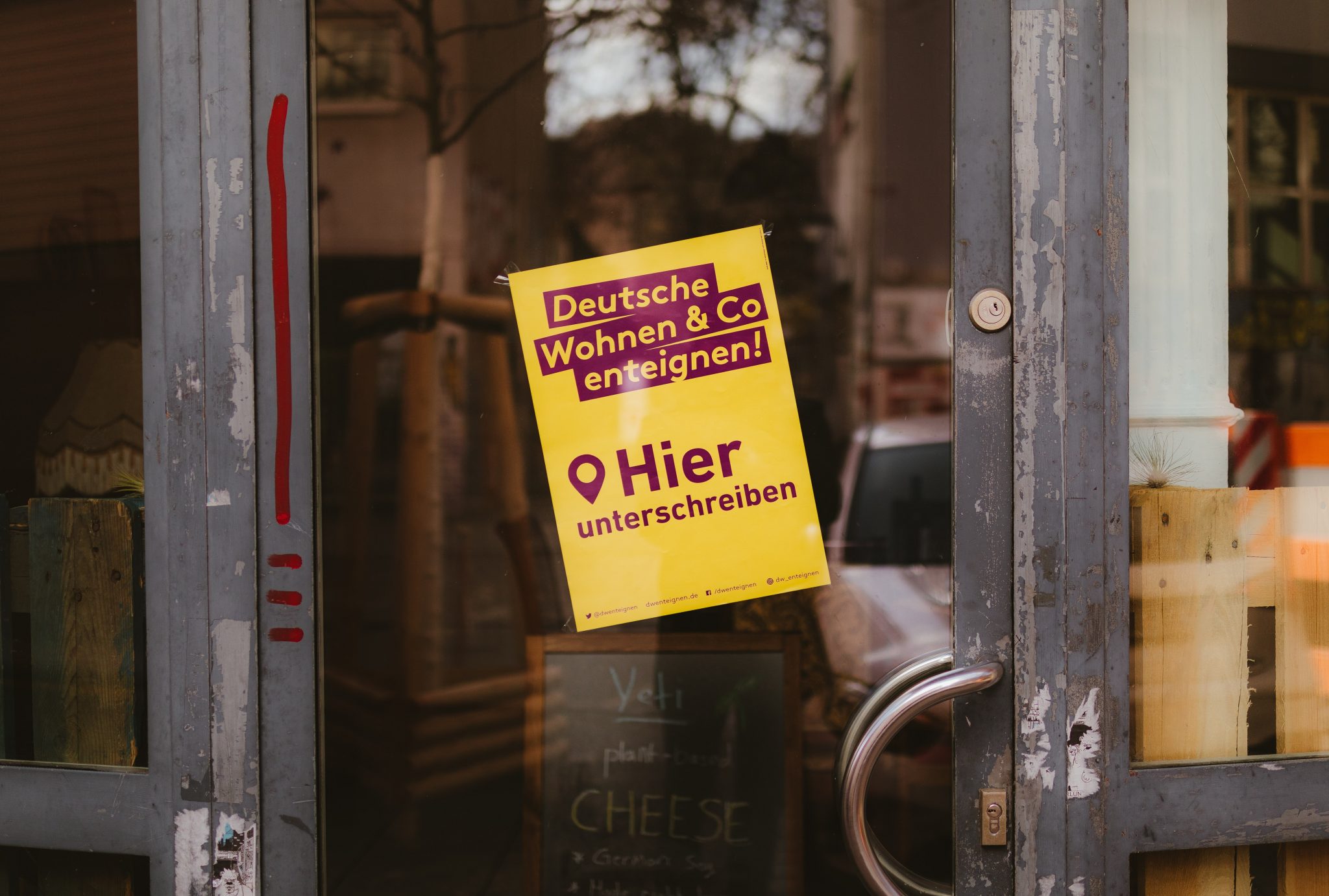 Sticker von Deutsche Wohnen und Co enteignen.